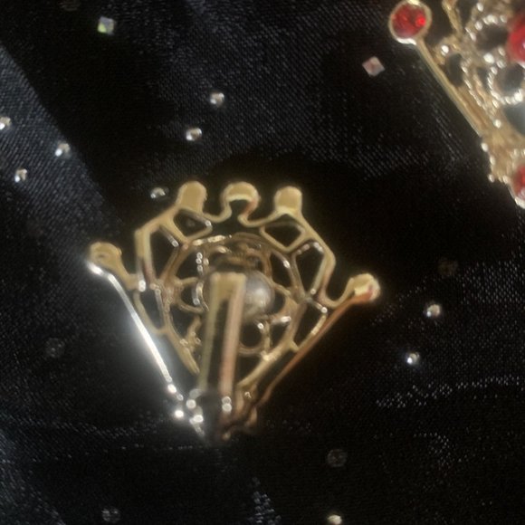 Vintage Clip Earrings - Picture 3 of 4